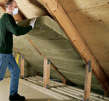 Käyttöullakko: Eristeiden asennus kattotuolien väliin Käyttöullakko: Aseta seuraavaksi eristeet kattotuolien väleihin